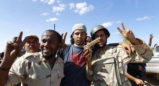 卡扎菲死亡照片_卡扎菲死亡過程視頻_卡扎菲保鏢死亡圖片