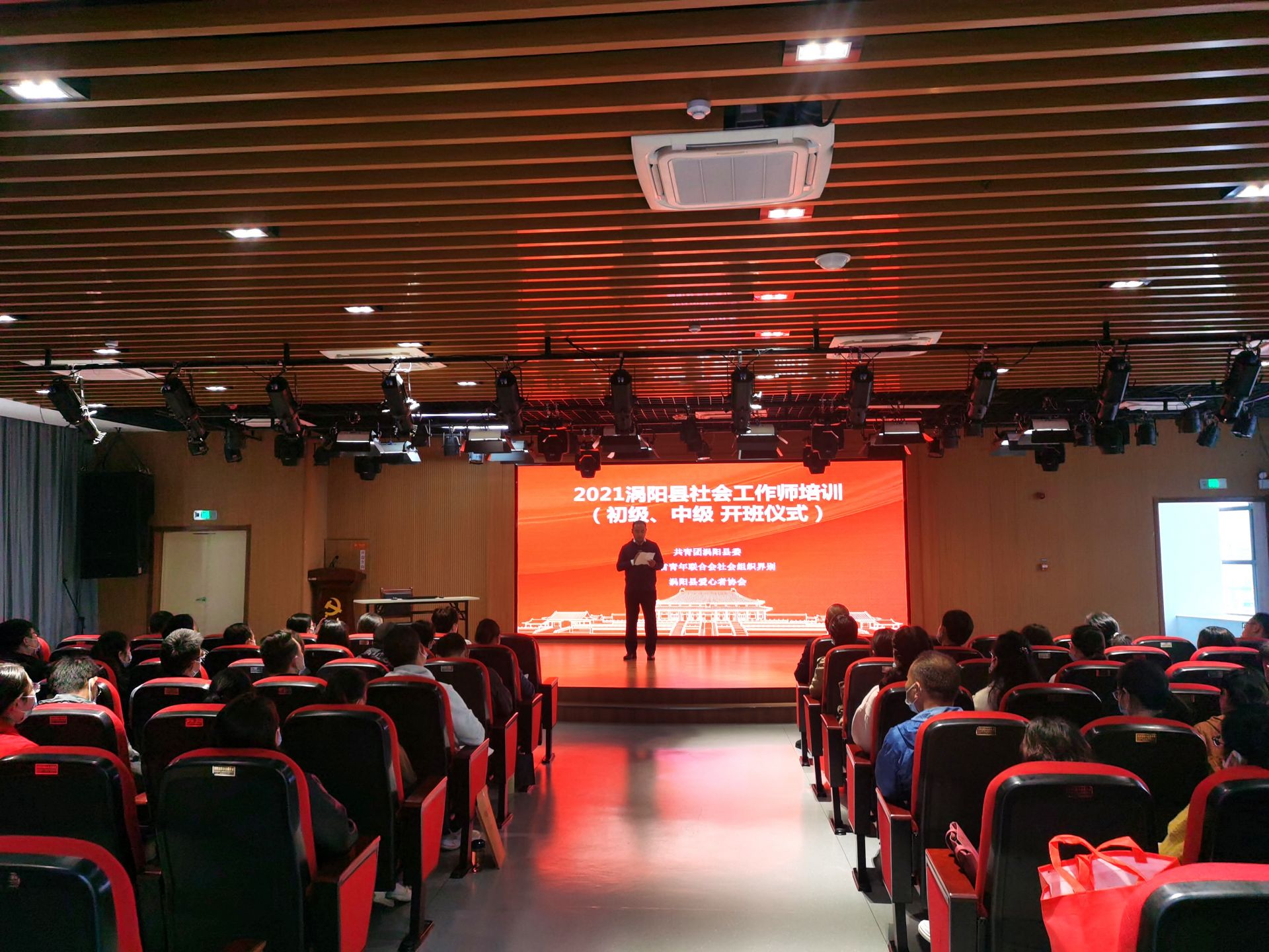 工信局社會實踐活動方案_社會工作者 培訓網站_社會調查研究 訪談法 作者