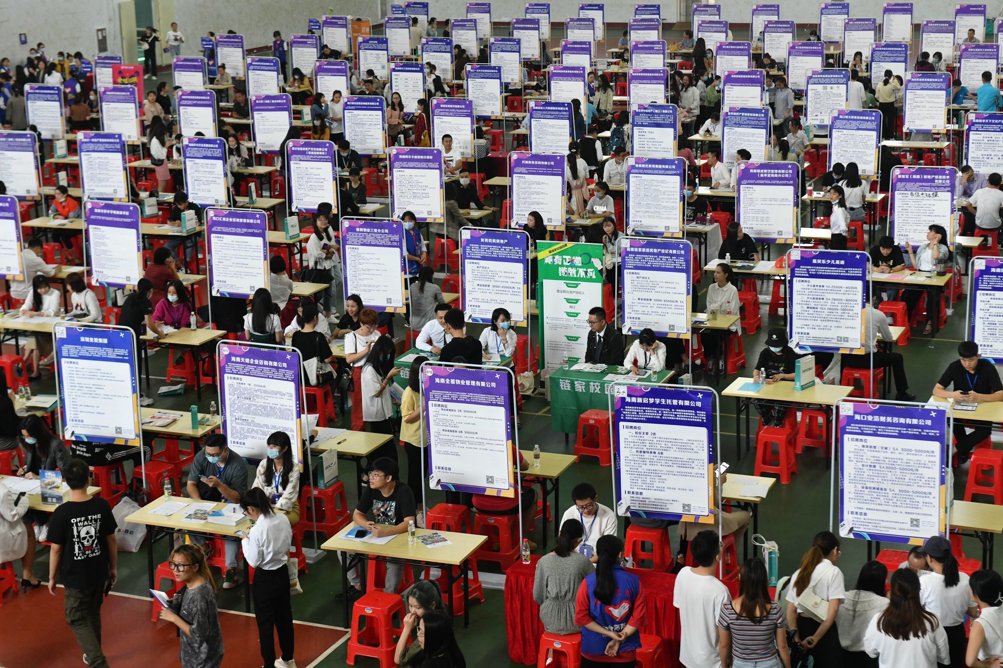 普利茅斯大學 國際生_女大學穿生文胸照片_大學生招聘會
