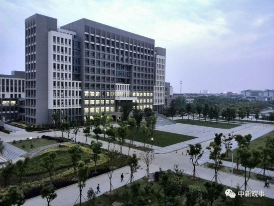 ?？坪戏蕦W校_合肥學院?？芲安徽合肥學院有?？茊?/></p>
<p>“城市孕育大學，大學滋養城市”。</p>
<p>在今年4月舉辦的第三屆中國城市與高校發展大會上，中國高等教育學會副會長管培俊在致辭中如是說，城市為大學發展提供了滋養的沃土，大學為城市建設貢獻了有力的支撐。一座城市對高校的態度，實際上是對未來的態度，也預示著這個城市今后發展的高度。</p>
<p>如今，合肥以科創興城，其中尤為關鍵的一環動力便是，坐落在市內的中國科學技術大學、合肥工業大學、安徽大學、合肥學院等一大批高等院校和科研院所，正在日益加速雙向奔赴中賦能合肥發展，推動合肥在長三角，中部城市群中奮勇直追。</p>
<p>好的大學助力城市留住人才。據《經濟日報》報道，去年，在肥高校近20萬畢業生去向落實率95%以上，留肥率達50%。而這些數據離不開合肥加強就業實踐引導的重要舉措，其中便包括合肥學院大眾學院打造的“種子工程師”項目，讓學生在高校與城市找到成長的溫度，產生歸屬感與獲得感。</p>
<p>今年年初，住建部公布了2022年106個最新大城市名單，合肥被列為特大城市。這是合肥首次晉級特大城市，成為安徽省內唯一的特大城市。這也標志著長三角副中心合肥在人口規模上跟杭州、南京開始平起平坐。</p>
<p>可見，合肥對合肥“大學”的態度正在逐步成為發展利好因素。</p>
<p>以往，人們常說，只有好大學才能夠改變落后城市的面貌。而現在，大學已然是未來城市核心競爭力般的存在。對于合肥而言更是如此，只有教育的路走順了，科研的路走穩了，城市的發展才能書寫更高質量的篇章。</p>
<p>站在合肥“大學”開學的新起點上，期待合肥充分利用高校的科技和人才優勢，發揮創新支撐和智力支持作用，促進教育鏈、人才鏈與產業鏈、創新鏈有機銜接，與合肥大學共同解好一流大學建設的新課題，實現一流城市與一流大學間的雙向奔赴。(作者：張雨生)</p>
<p>參考資料：</p>
<p>1.關于擬同意設置本科高等學校的公示 教育部網站</p>
<p>2.《“省會大學”，終于等到你！》合肥日報</p>
<p>3.合肥學院官網</p>
<p>4.《一批“新大學”來了，哪些省份是贏家？》城市進化論</p>				</span>
                </div>
				<div   id=