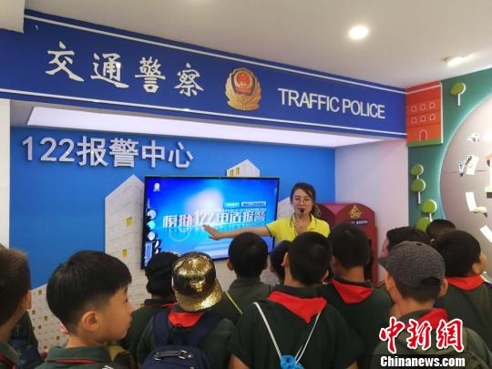 圖為老師向?qū)W生們講述交通事故報警方式 劉鵬 攝