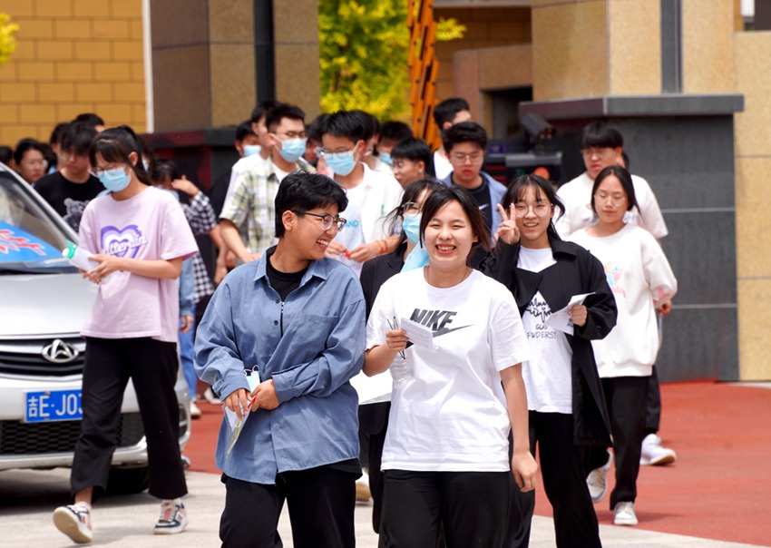 考生面帶笑容走出考場。(輝南縣委宣傳部供圖)