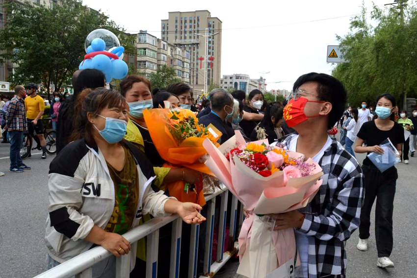 高考結束,家長考生展笑顏。(四平市委宣傳部供圖)