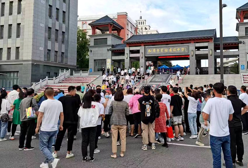 家長在考場外等待考生。(松原市委宣傳部供圖)