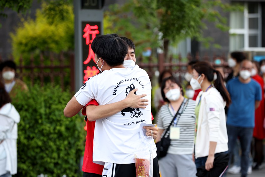 高考結束考生如釋重負。(集安市融媒體中心供圖)