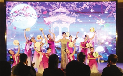 彩云邀月醉金秋 人月團(tuán)圓喜梢頭