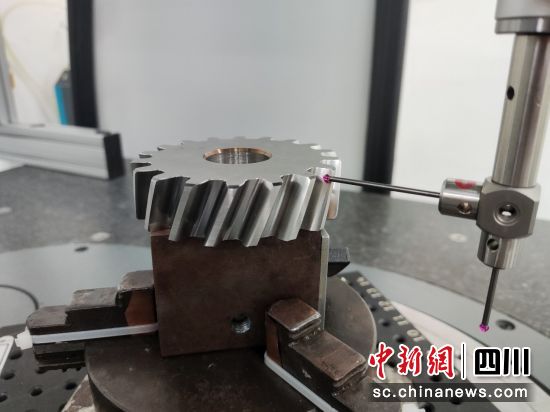 高精度三坐標測量機正在掃描對構齒輪齒廓 。成都航空職業技術學院供圖