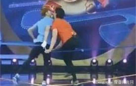 鹿晗爆料初吻在高一_蔡徐坤親口承認初吻在高一_蔡徐坤承認初吻在高一的視頻