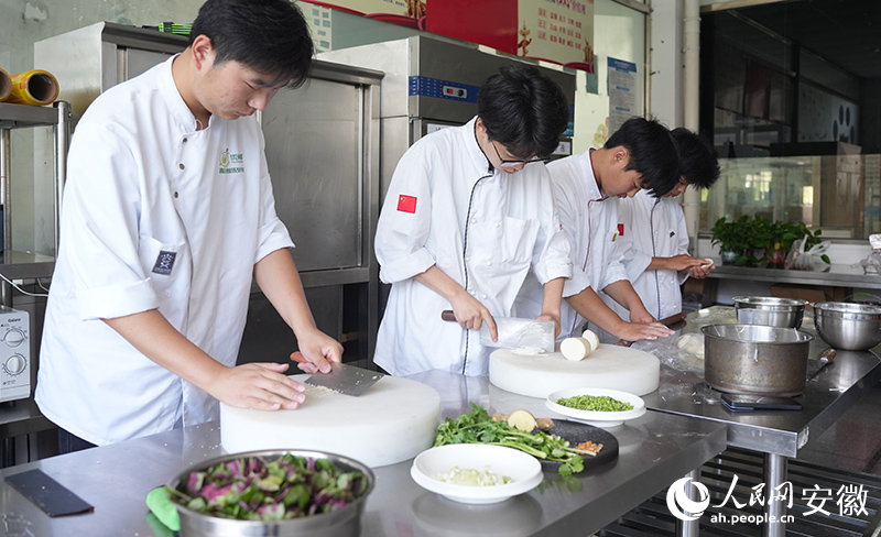 亳州職業技術學院里學生正在學習藥膳制作。人民網記者 王銳攝