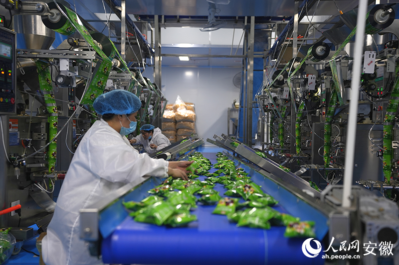 生產線上正源源不斷生產著的藥膳小零食。人民網記者 王銳攝