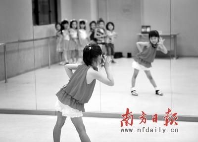 較量舞蹈水平，比拼唱歌功底，舞蹈教室作為課堂，是為每個童星培訓機構所均需必備的。聶伊禾牟 攝。