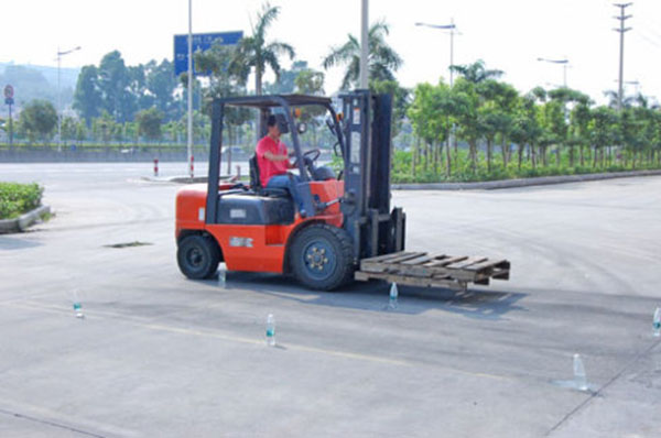 叉車功能用途_叉車培訓班_叉車操作培訓條件