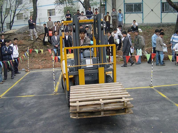 叉車操作培訓條件_叉車功能用途_叉車培訓班
