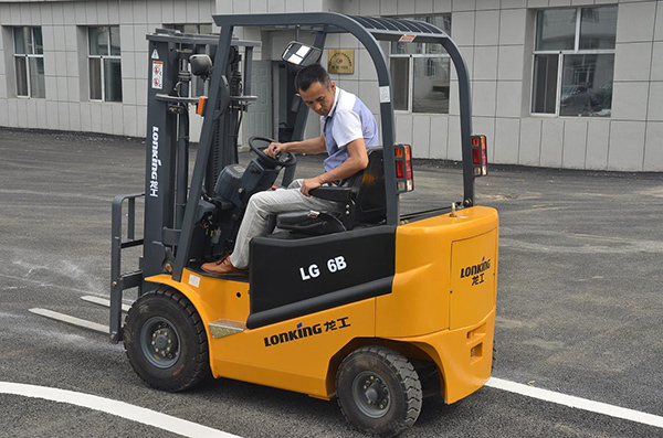 叉車功能用途_叉車操作培訓條件_叉車培訓班